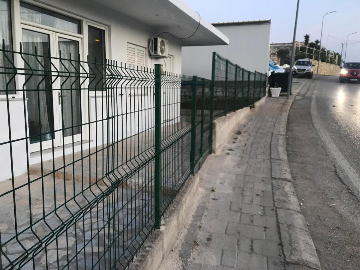 Eleni'S Holiday Rooms Himare Exterior foto