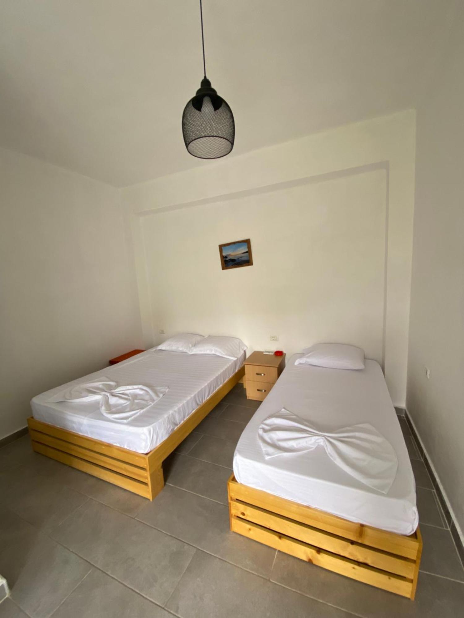 Eleni'S Holiday Rooms Himare Exterior foto